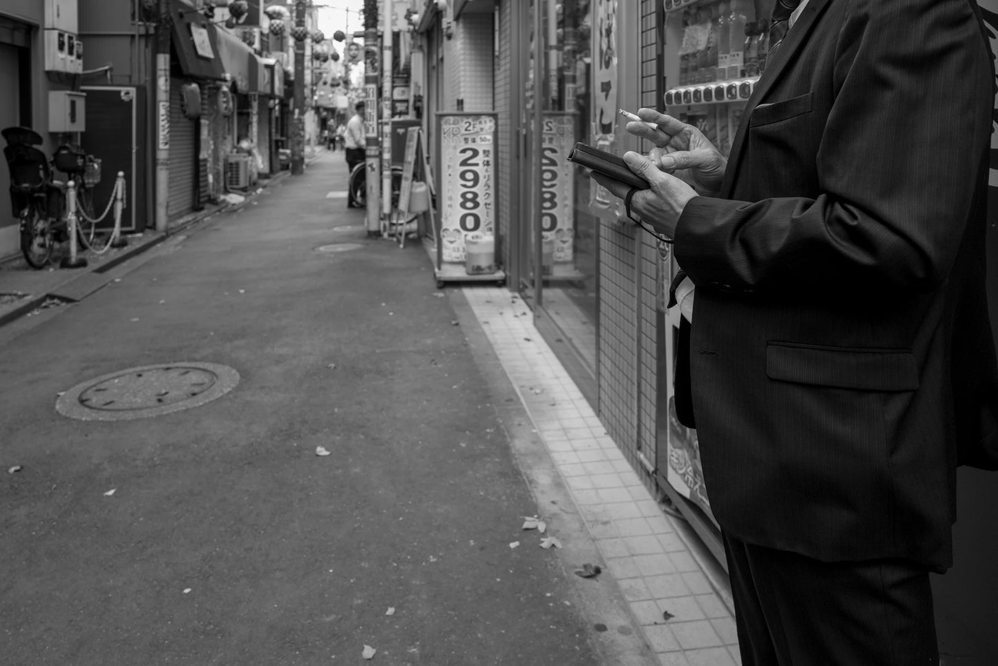A man smokes-Documenting the anatomy of Tokyo alleys