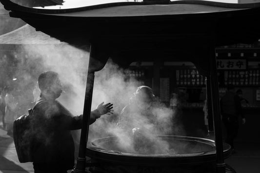 A man prays-Senso-ji temple photography masterclass