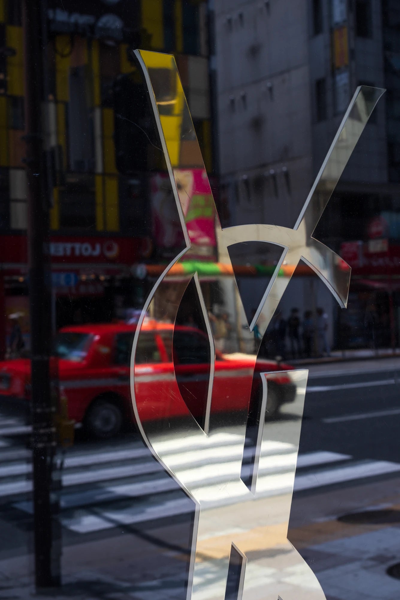 Orange Tokyo Taxi reflected in logo-Narrative light and color mentorship