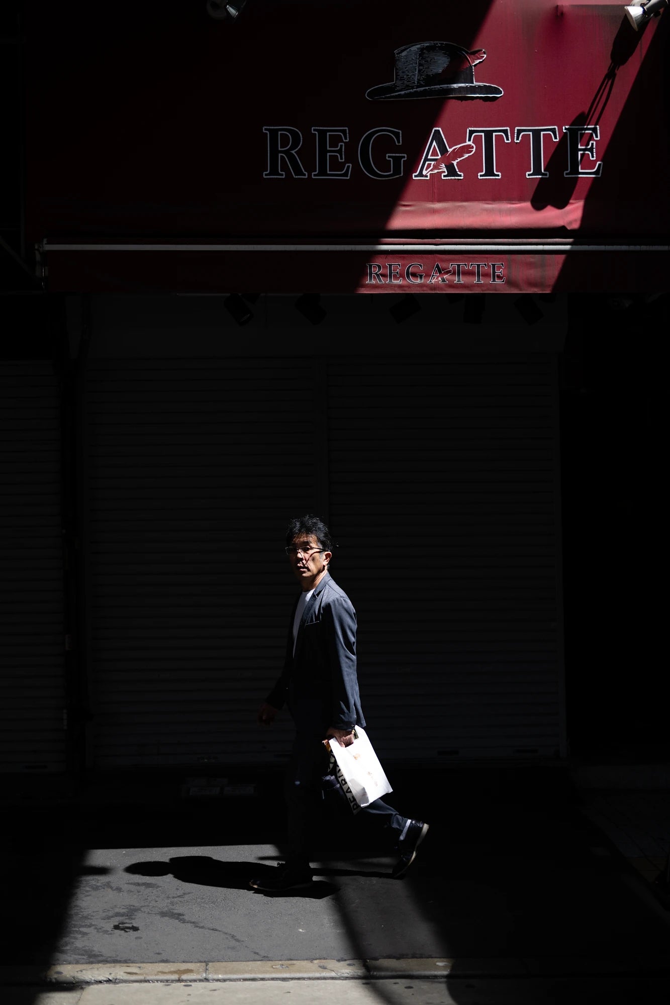 Professional photography workshop logistics in Tokyo, highlighting elite location access and light timing.