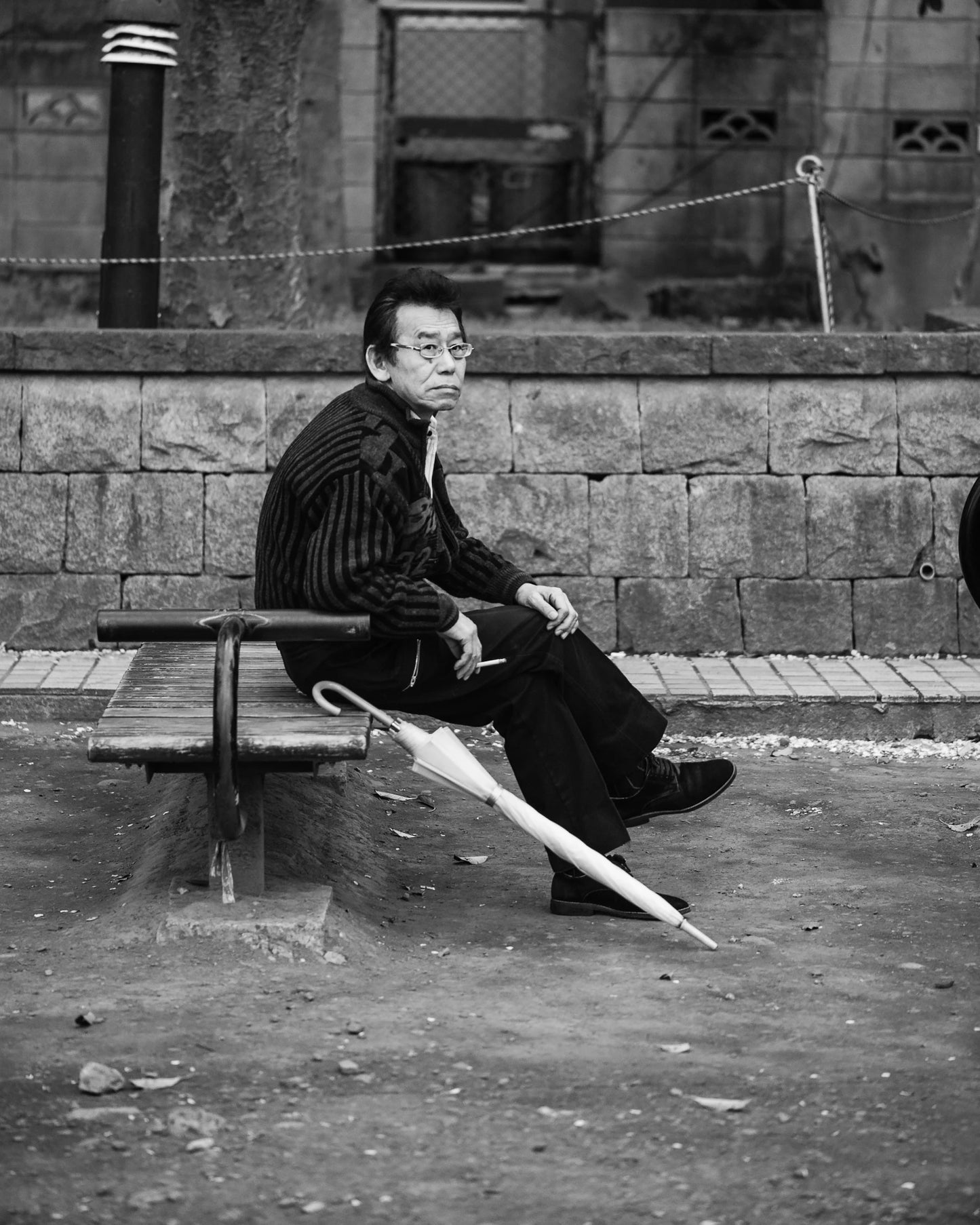 Documentary photography mentorship Japan-Man smoking at Ueno park bench